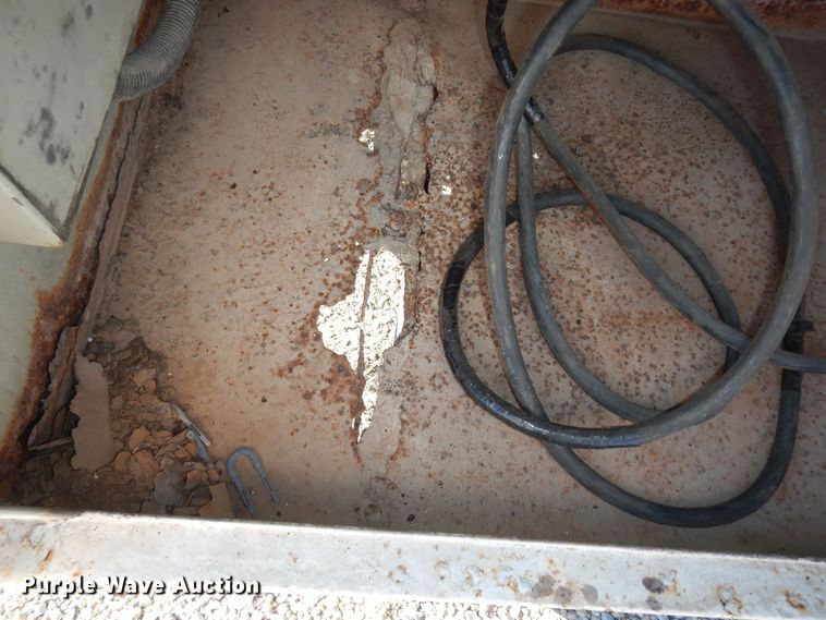 image for item DK7566 2000 GMC Sierra 3500HD  bucket truck