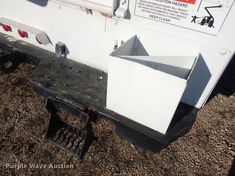 image for item DK7566 2000 GMC Sierra 3500HD  bucket truck