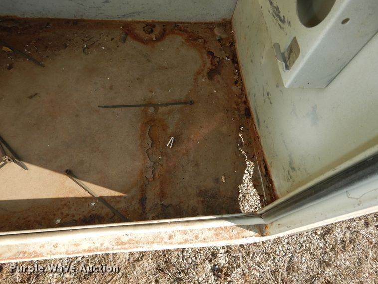 image for item DK7566 2000 GMC Sierra 3500HD  bucket truck