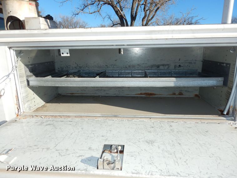 image for item DK7566 2000 GMC Sierra 3500HD  bucket truck