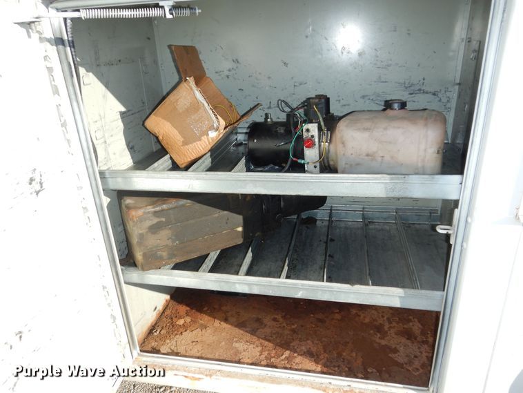 image for item DK7566 2000 GMC Sierra 3500HD  bucket truck