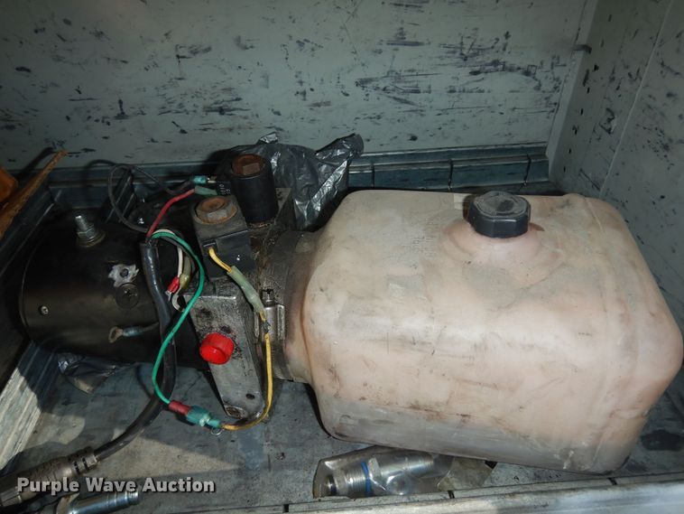 image for item DK7566 2000 GMC Sierra 3500HD  bucket truck