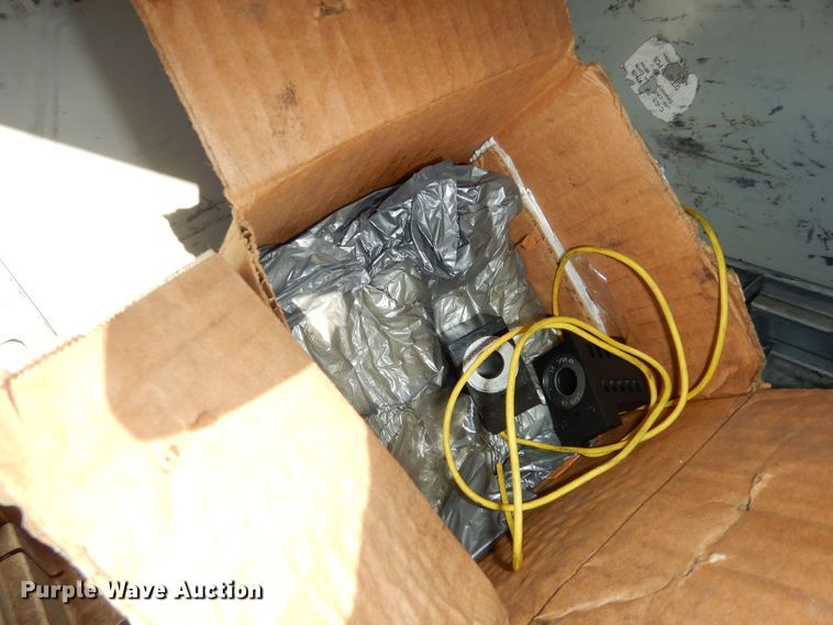 image for item DK7566 2000 GMC Sierra 3500HD  bucket truck