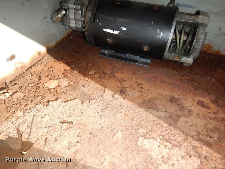 image for item DK7566 2000 GMC Sierra 3500HD  bucket truck