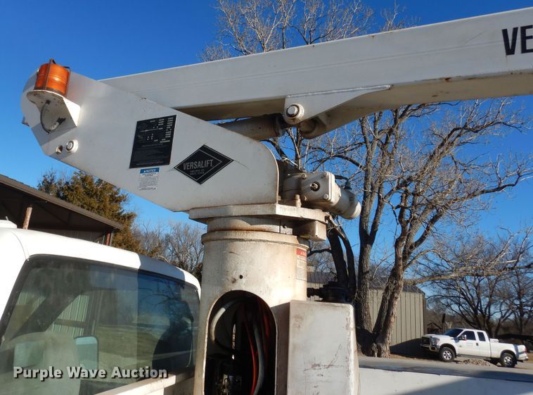 image for item DK7566 2000 GMC Sierra 3500HD  bucket truck