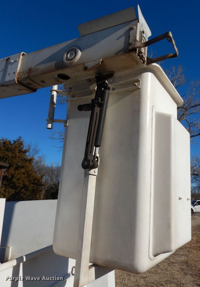 image for item DK7566 2000 GMC Sierra 3500HD  bucket truck