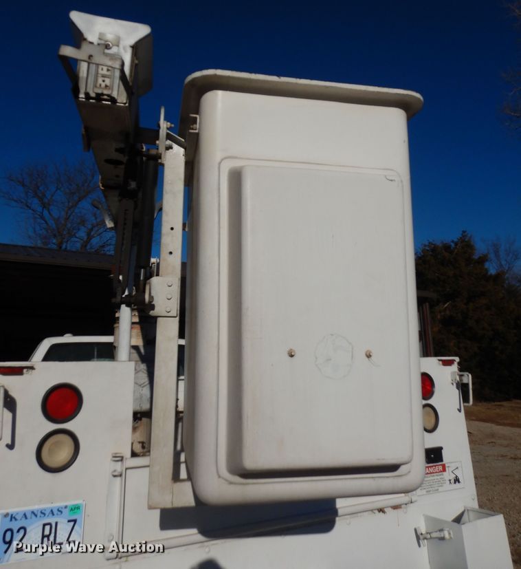 image for item DK7566 2000 GMC Sierra 3500HD  bucket truck