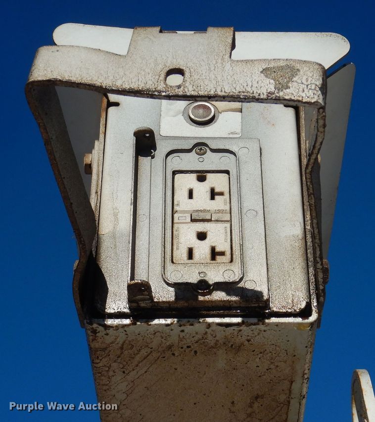 image for item DK7566 2000 GMC Sierra 3500HD  bucket truck