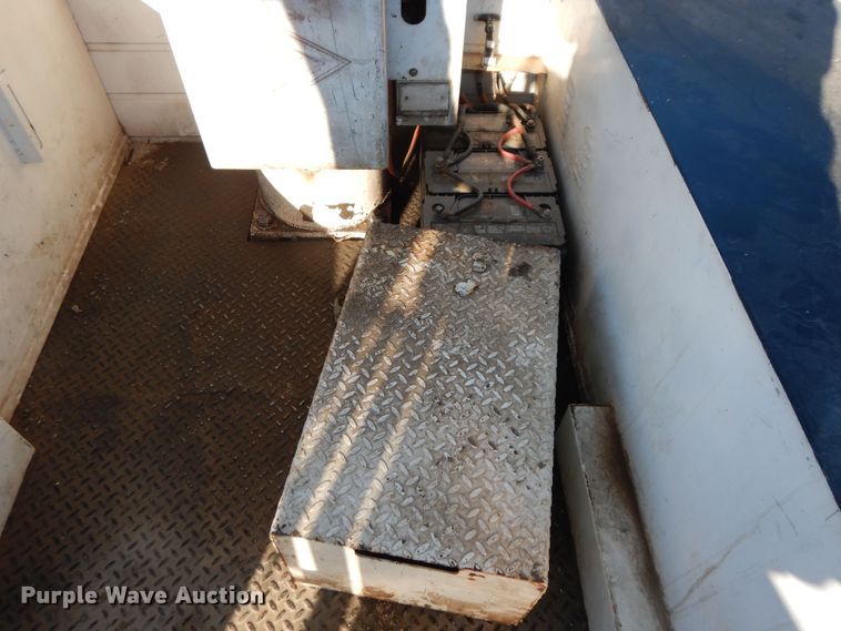 image for item DK7566 2000 GMC Sierra 3500HD  bucket truck