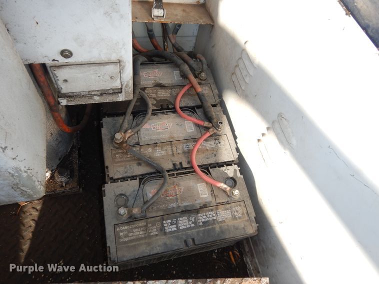 image for item DK7566 2000 GMC Sierra 3500HD  bucket truck