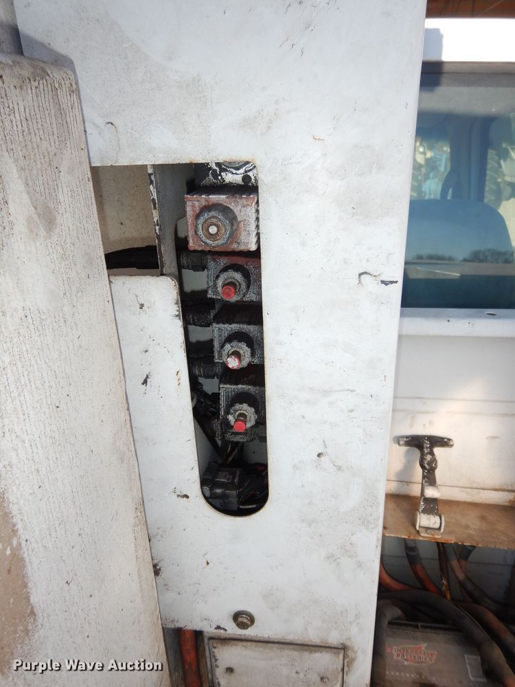 image for item DK7566 2000 GMC Sierra 3500HD  bucket truck