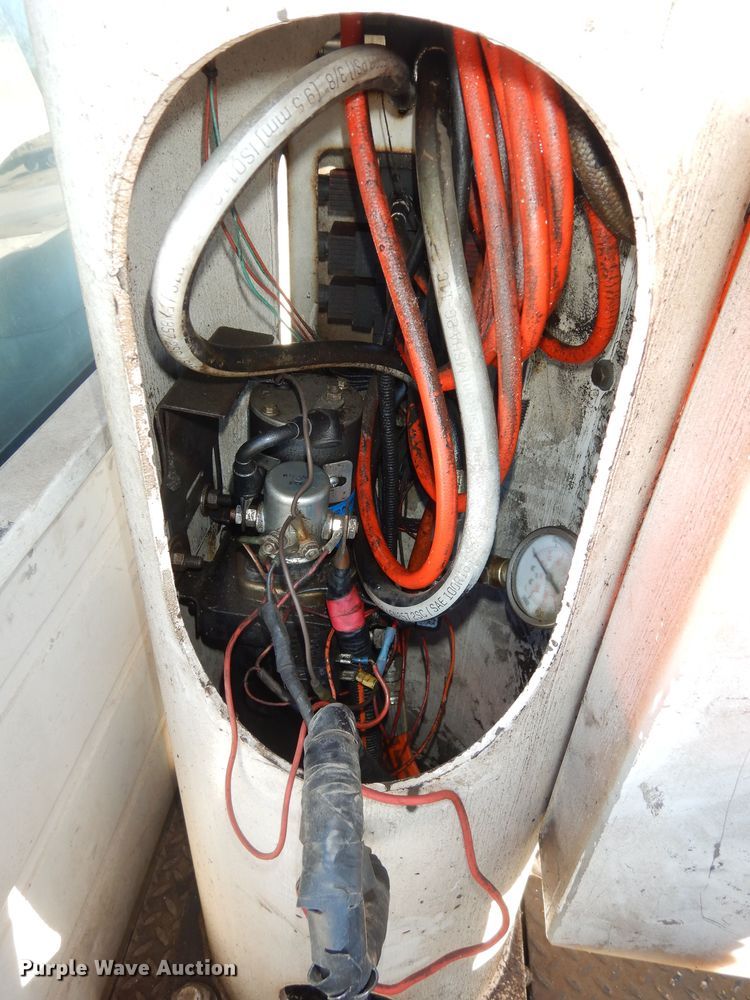 image for item DK7566 2000 GMC Sierra 3500HD  bucket truck