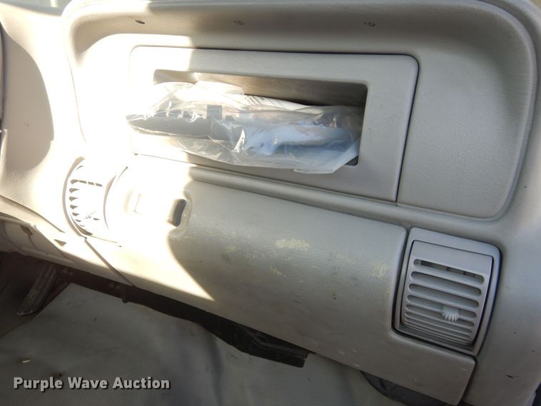 image for item DK7566 2000 GMC Sierra 3500HD  bucket truck