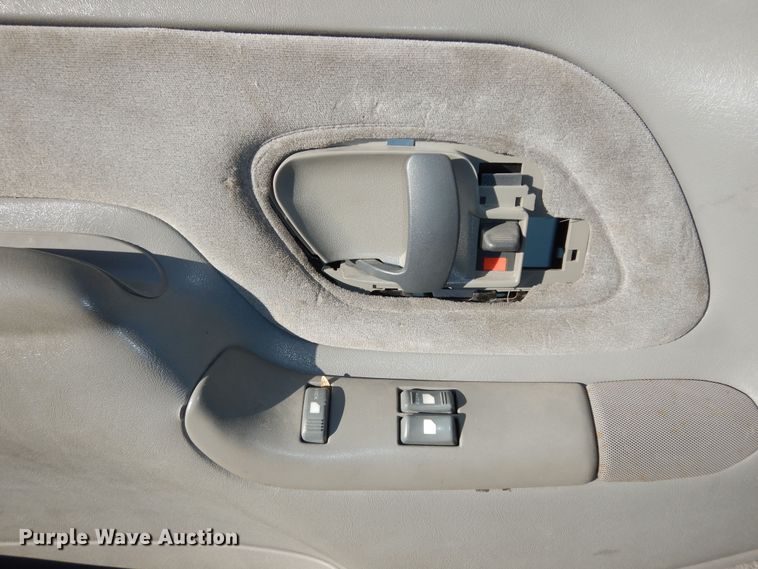 image for item DK7566 2000 GMC Sierra 3500HD  bucket truck