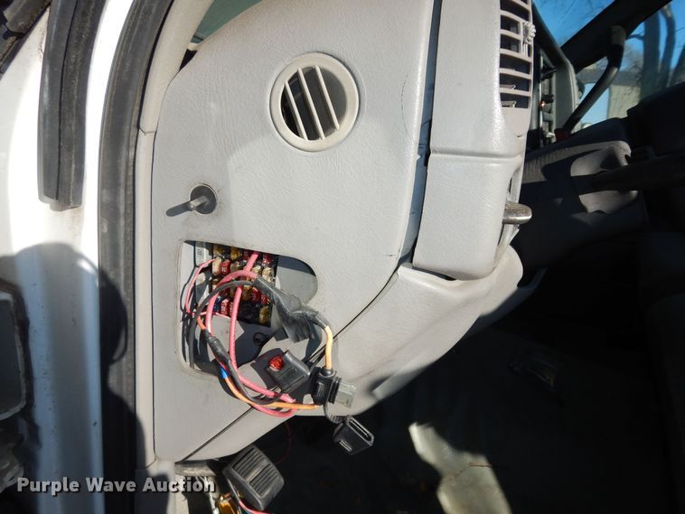 image for item DK7566 2000 GMC Sierra 3500HD  bucket truck