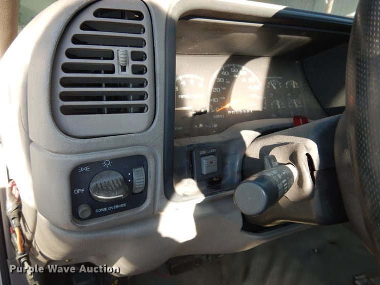 image for item DK7566 2000 GMC Sierra 3500HD  bucket truck