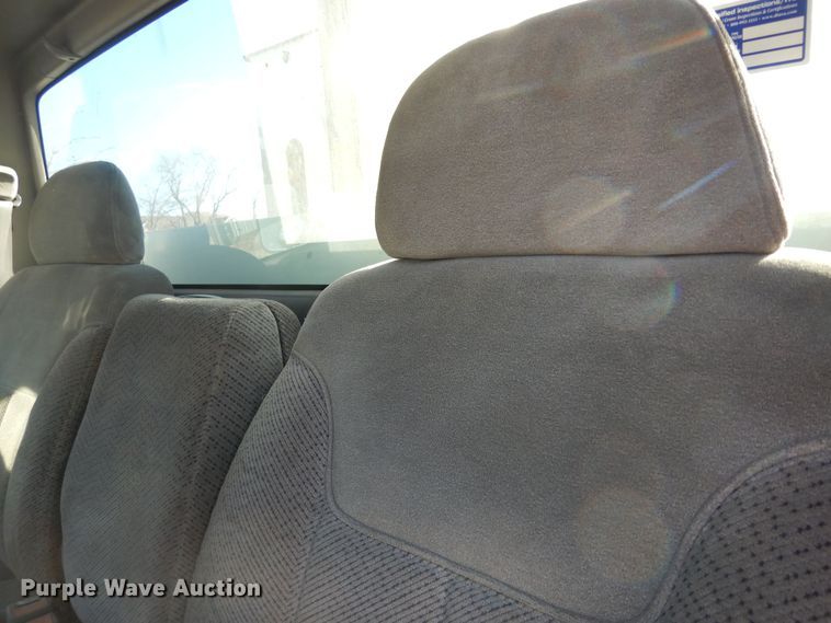 image for item DK7566 2000 GMC Sierra 3500HD  bucket truck