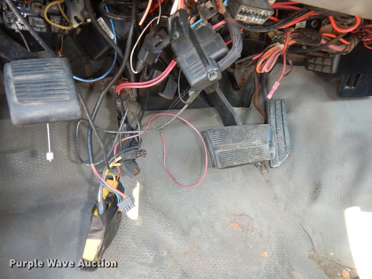 image for item DK7566 2000 GMC Sierra 3500HD  bucket truck