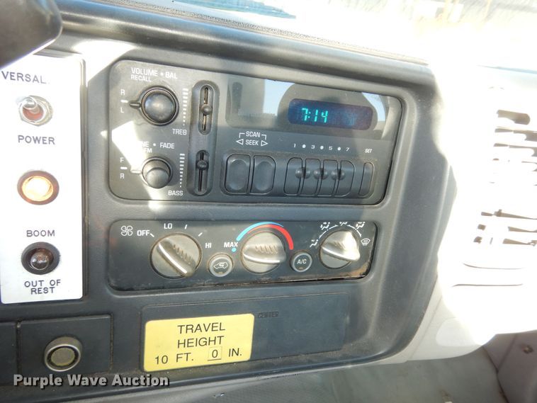 image for item DK7566 2000 GMC Sierra 3500HD  bucket truck