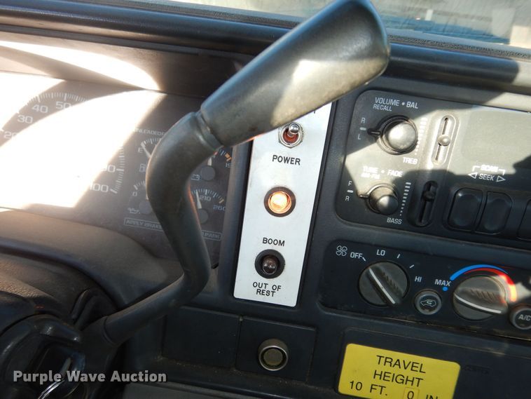 image for item DK7566 2000 GMC Sierra 3500HD  bucket truck