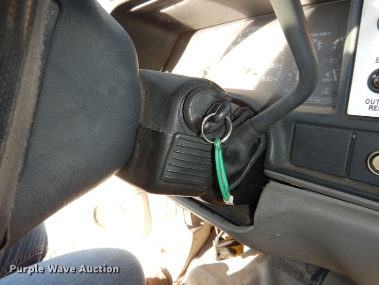 image for item DK7566 2000 GMC Sierra 3500HD  bucket truck