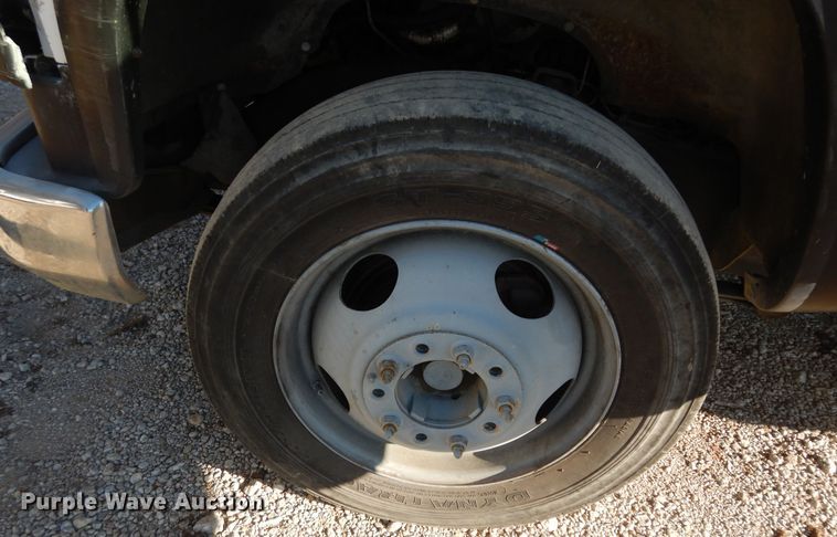 image for item DK7566 2000 GMC Sierra 3500HD  bucket truck