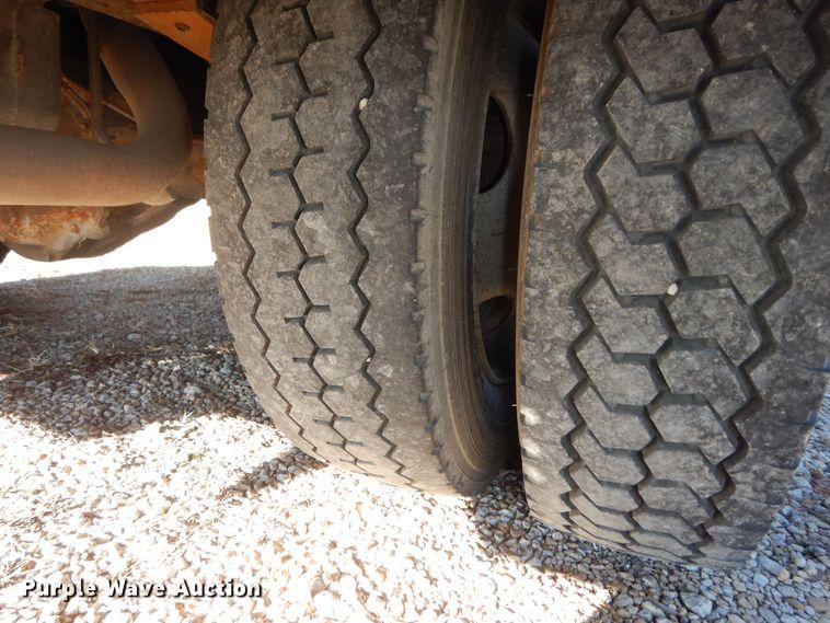 image for item DK7566 2000 GMC Sierra 3500HD  bucket truck