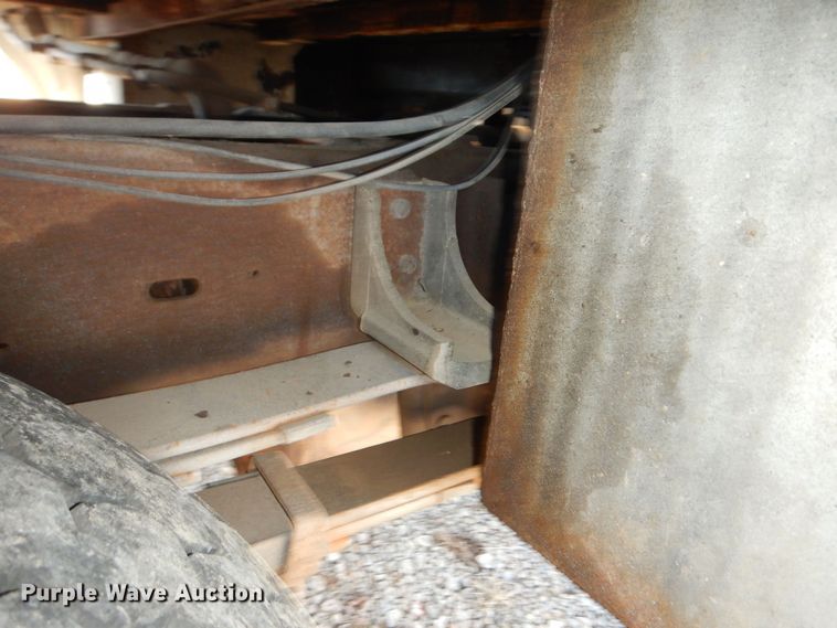 image for item DK7566 2000 GMC Sierra 3500HD  bucket truck