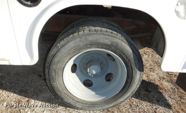 image for item DK7566 2000 GMC Sierra 3500HD  bucket truck