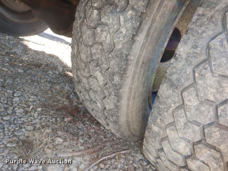 image for item DK7566 2000 GMC Sierra 3500HD  bucket truck