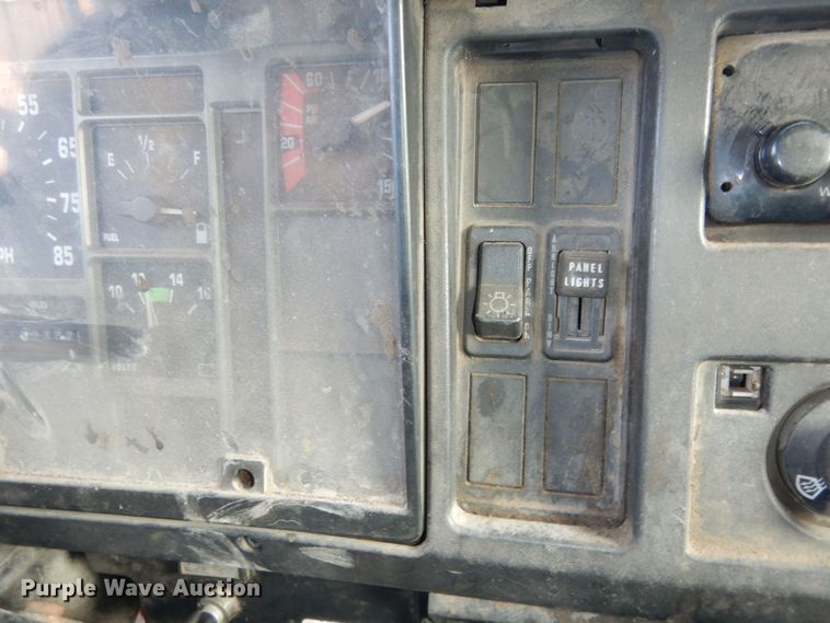 image for item DK7567 1993 International 4954  refuse truck