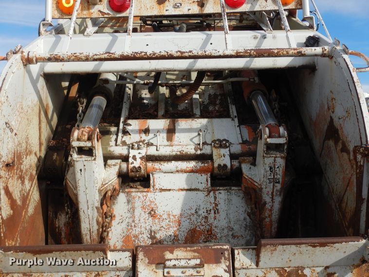 image for item DK7567 1993 International 4954  refuse truck