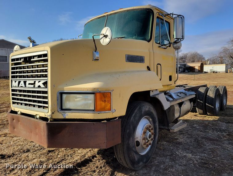 image for item DM8180 1998 Mack CH613  truck cab and chassis