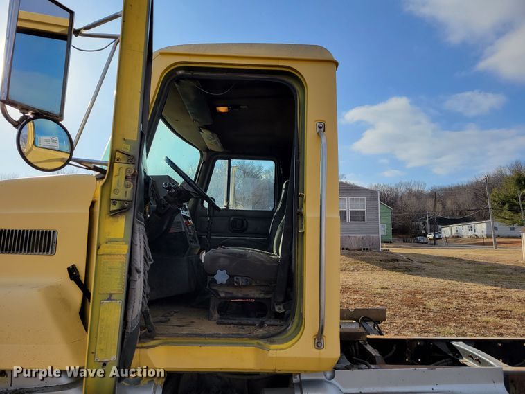 image for item DM8180 1998 Mack CH613  truck cab and chassis