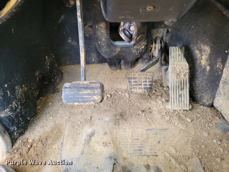 image for item DM8180 1998 Mack CH613  truck cab and chassis