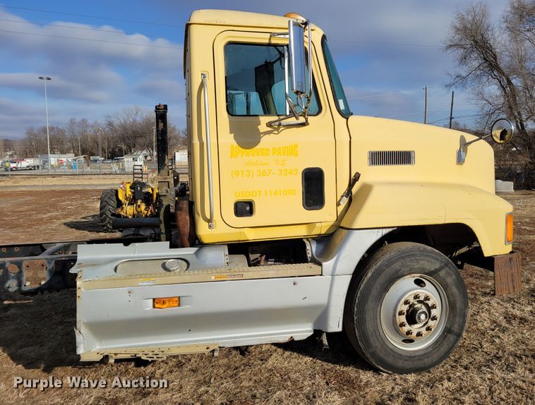 image for item DM8180 1998 Mack CH613  truck cab and chassis