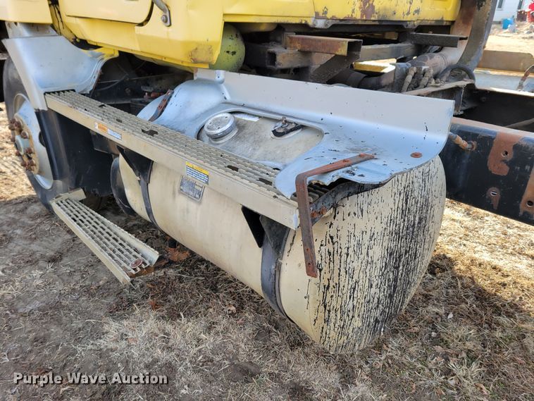 image for item DM8180 1998 Mack CH613  truck cab and chassis