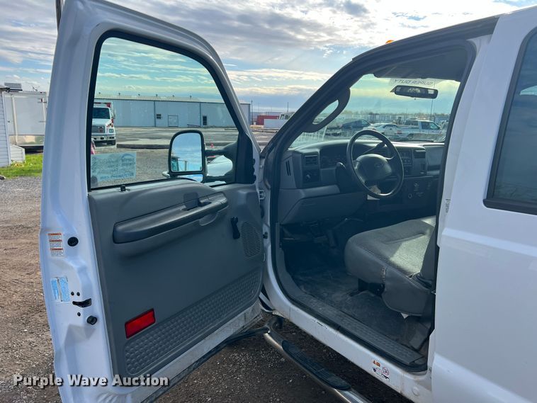 image for item DO8996 2004 Ford F450 Super Duty  Crew Cab flatbed truck