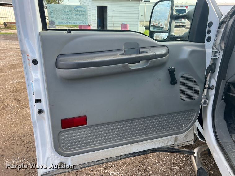 image for item DO8996 2004 Ford F450 Super Duty  Crew Cab flatbed truck