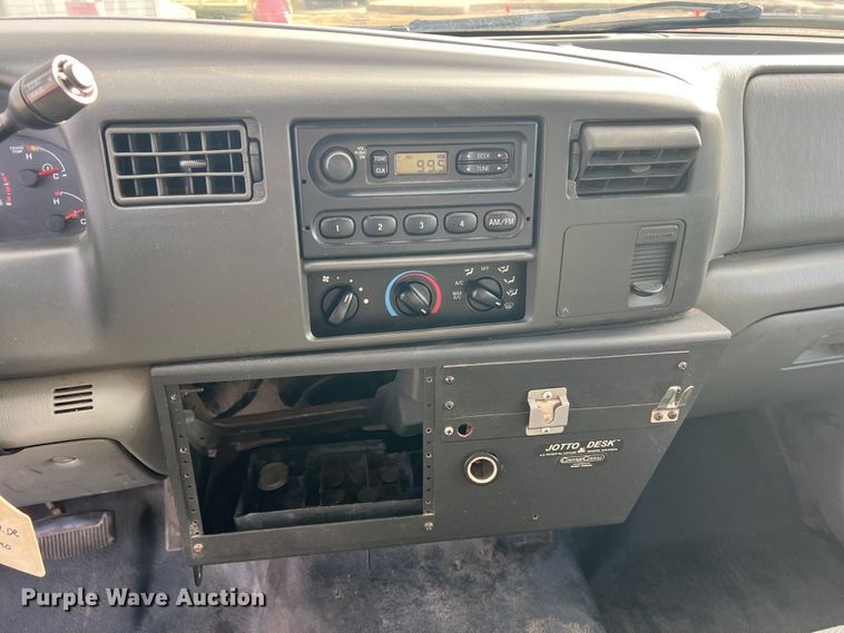 image for item DO8996 2004 Ford F450 Super Duty  Crew Cab flatbed truck