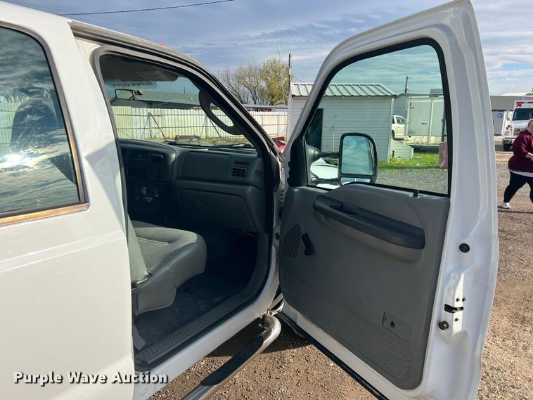 image for item DO8996 2004 Ford F450 Super Duty  Crew Cab flatbed truck