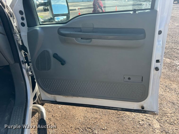 image for item DO8996 2004 Ford F450 Super Duty  Crew Cab flatbed truck