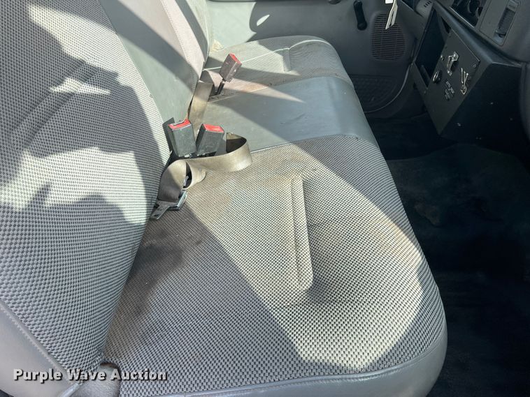 image for item DO8996 2004 Ford F450 Super Duty  Crew Cab flatbed truck