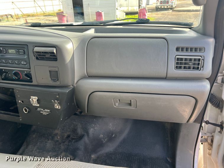 image for item DO8996 2004 Ford F450 Super Duty  Crew Cab flatbed truck