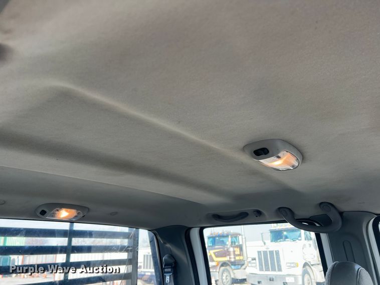 image for item DO8996 2004 Ford F450 Super Duty  Crew Cab flatbed truck