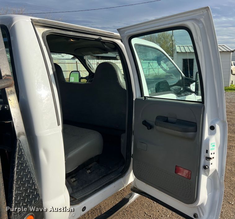 image for item DO8996 2004 Ford F450 Super Duty  Crew Cab flatbed truck