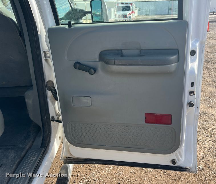 image for item DO8996 2004 Ford F450 Super Duty  Crew Cab flatbed truck