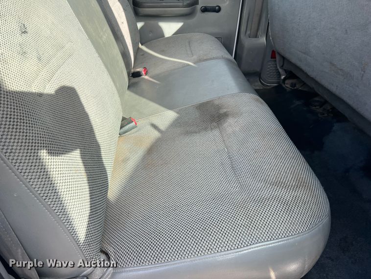 image for item DO8996 2004 Ford F450 Super Duty  Crew Cab flatbed truck