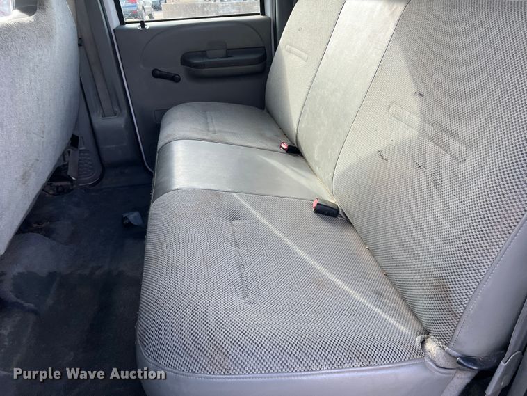 image for item DO8996 2004 Ford F450 Super Duty  Crew Cab flatbed truck