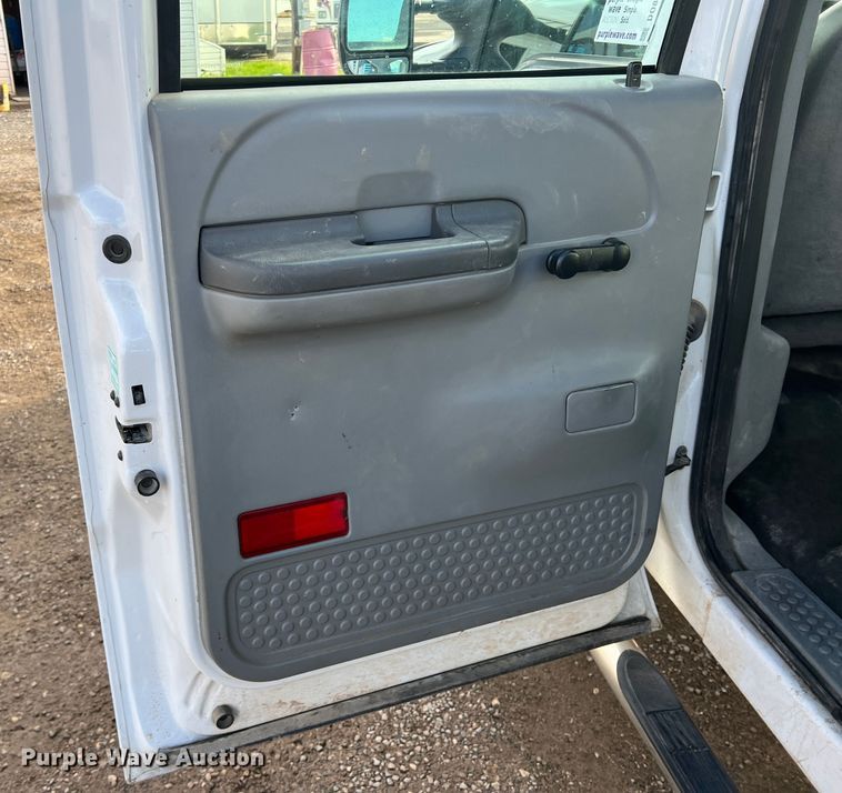 image for item DO8996 2004 Ford F450 Super Duty  Crew Cab flatbed truck